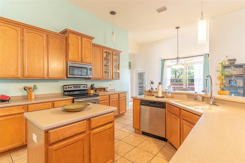 Activo con contrato: $444,990 (4 camas, 3 baños, 2720 Pies cuadrados)