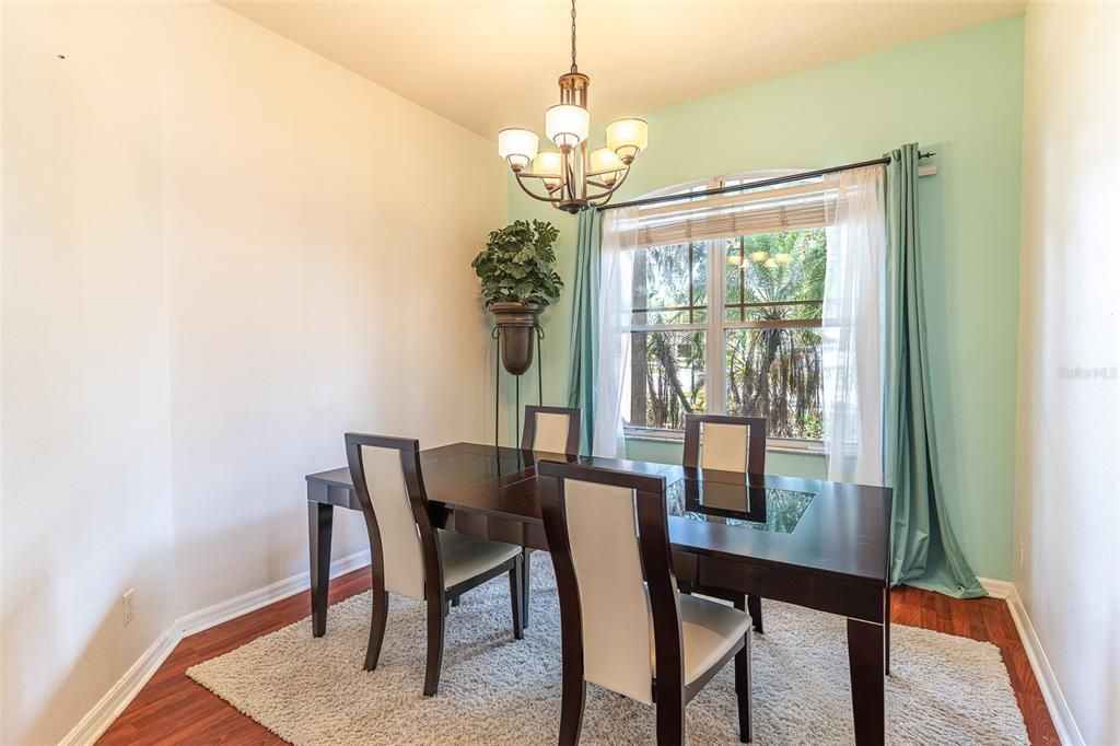 Activo con contrato: $444,990 (4 camas, 3 baños, 2720 Pies cuadrados)