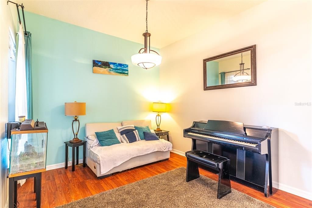Activo con contrato: $444,990 (4 camas, 3 baños, 2720 Pies cuadrados)
