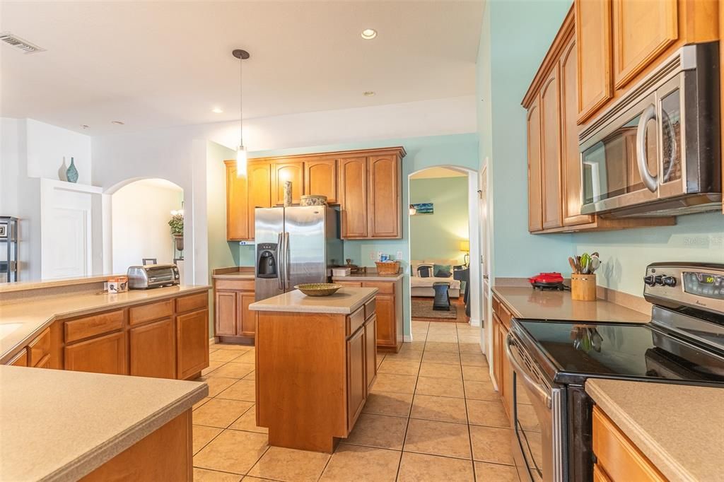 Activo con contrato: $444,990 (4 camas, 3 baños, 2720 Pies cuadrados)
