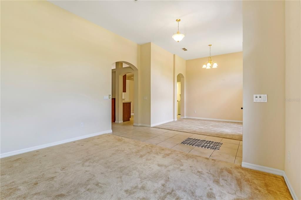 Под контрактом: $354,900 (3 спален, 2 ванн, 1836 Квадратных фут)