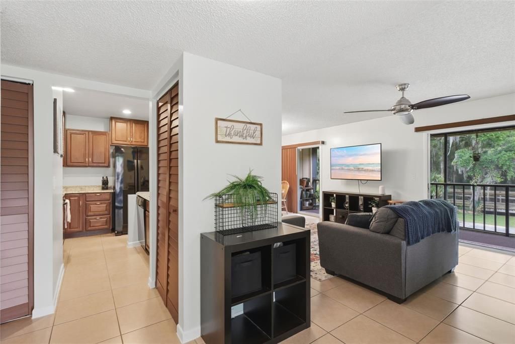 For Sale: $179,900 (2 beds, 2 baths, 897 Square Feet)
