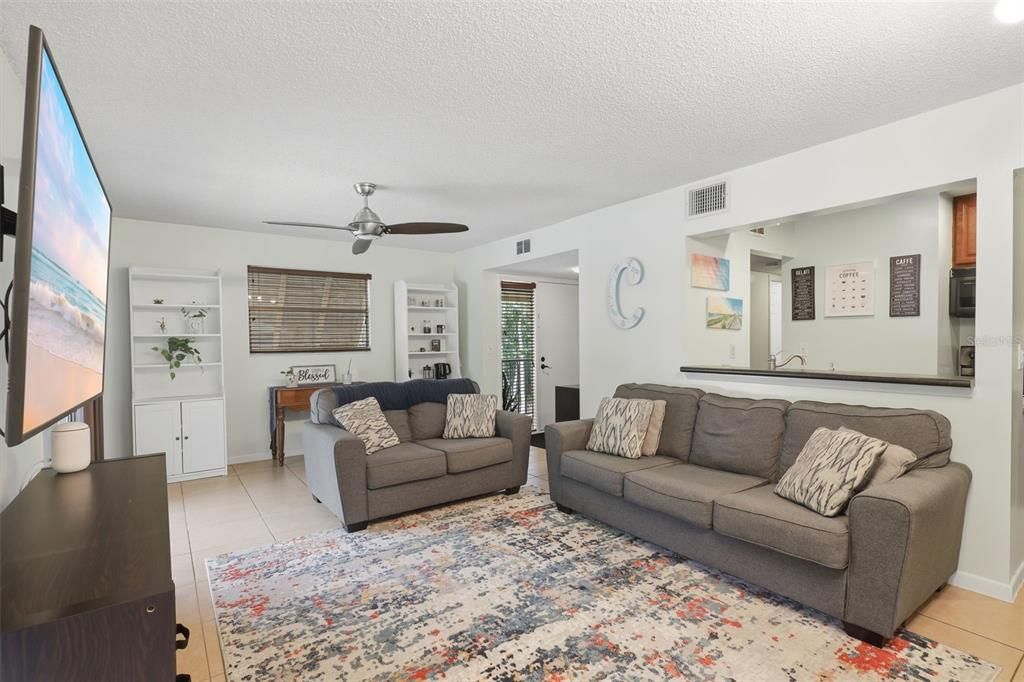 For Sale: $179,900 (2 beds, 2 baths, 897 Square Feet)