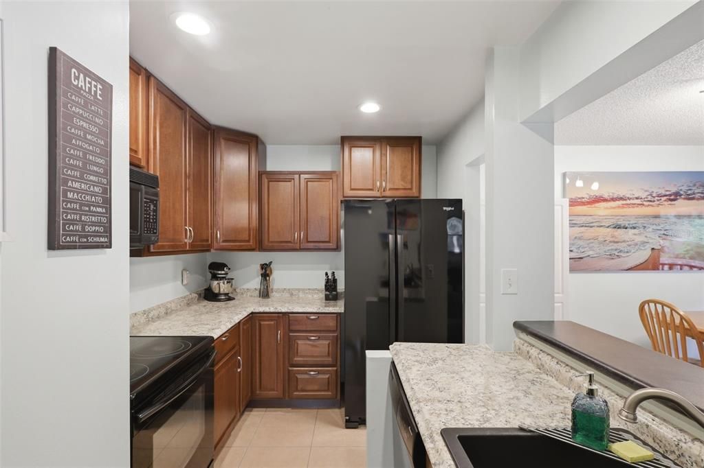 For Sale: $179,900 (2 beds, 2 baths, 897 Square Feet)
