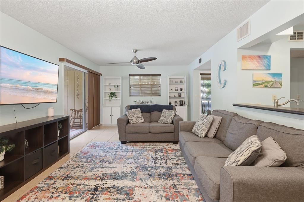For Sale: $179,900 (2 beds, 2 baths, 897 Square Feet)