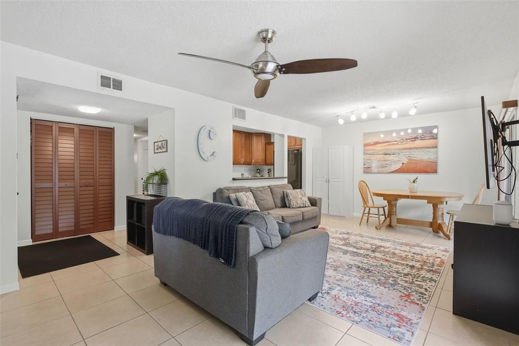 For Sale: $179,900 (2 beds, 2 baths, 897 Square Feet)