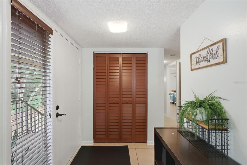 For Sale: $179,900 (2 beds, 2 baths, 897 Square Feet)