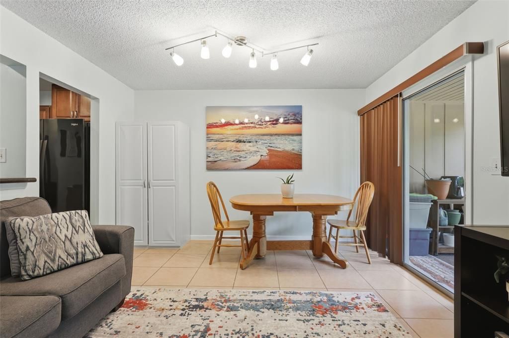 For Sale: $179,900 (2 beds, 2 baths, 897 Square Feet)