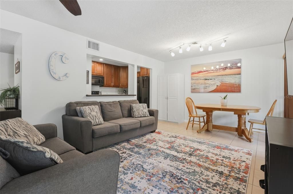 For Sale: $179,900 (2 beds, 2 baths, 897 Square Feet)