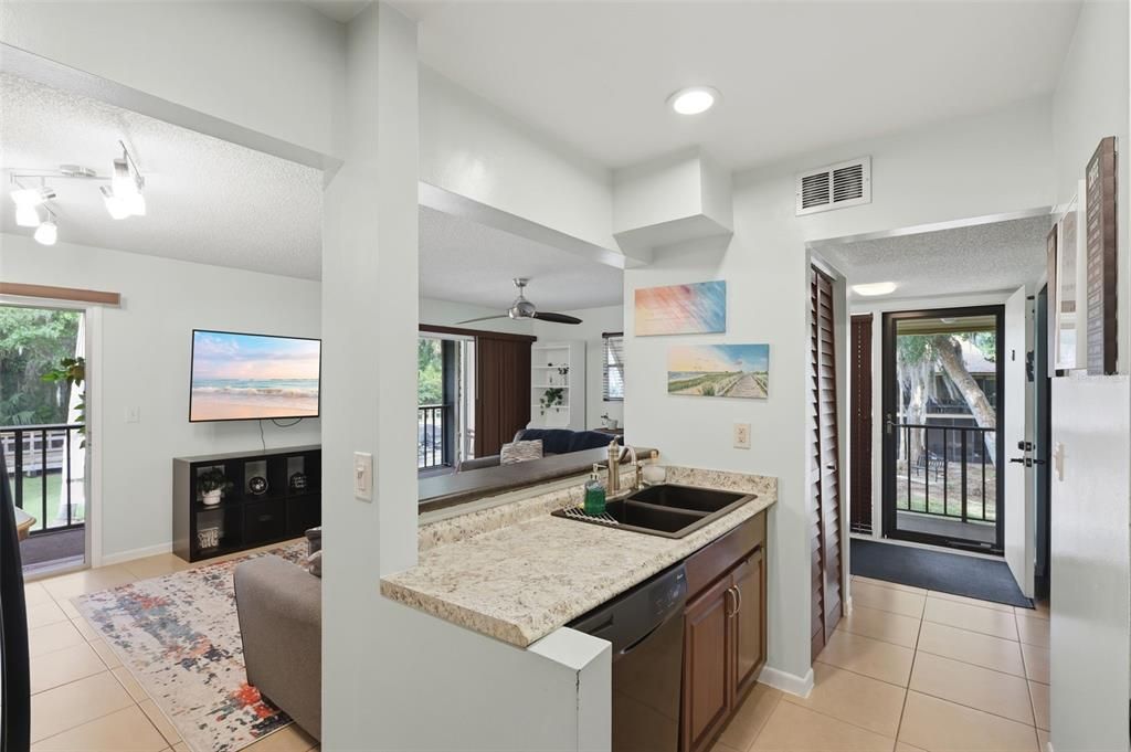 For Sale: $179,900 (2 beds, 2 baths, 897 Square Feet)