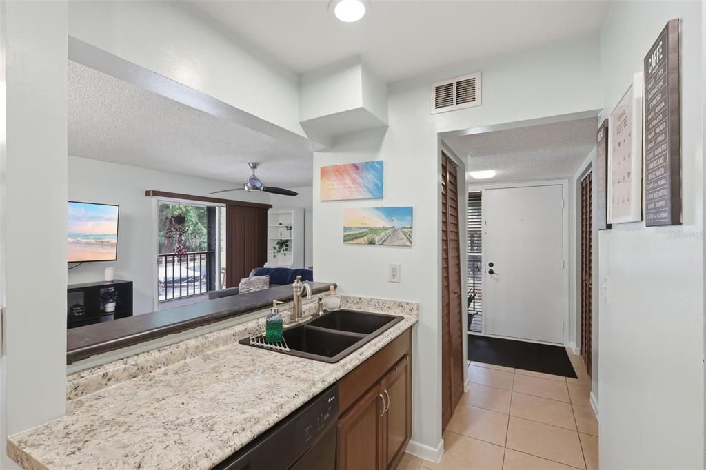 For Sale: $179,900 (2 beds, 2 baths, 897 Square Feet)
