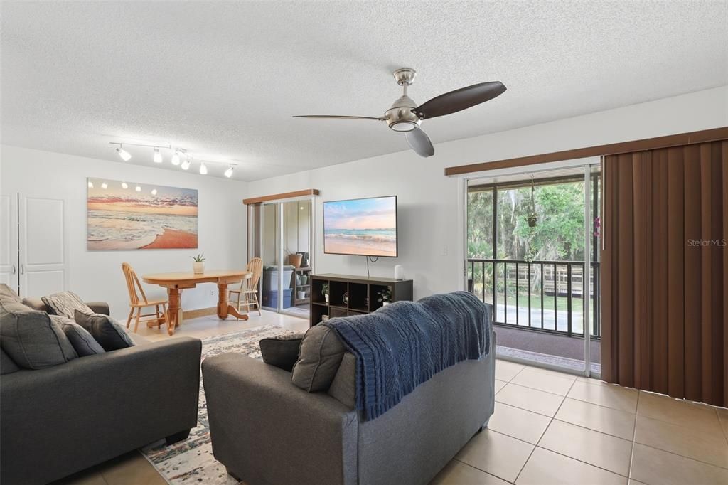 For Sale: $179,900 (2 beds, 2 baths, 897 Square Feet)
