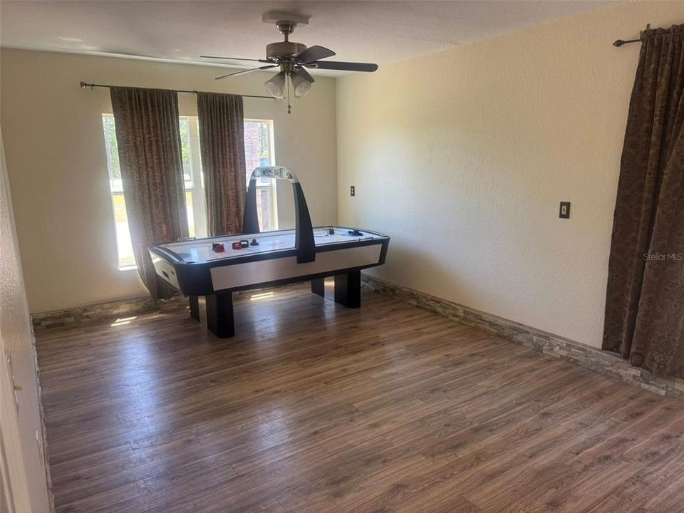 В аренду: $1,750 (2 спален, 1 ванн, 828 Квадратных фут)