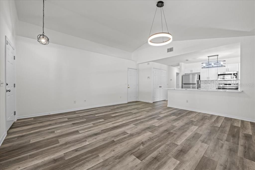 En Venta: $425,000 (4 camas, 2 baños, 1308 Pies cuadrados)