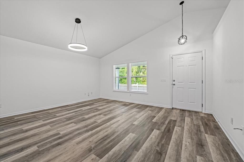 En Venta: $425,000 (4 camas, 2 baños, 1308 Pies cuadrados)