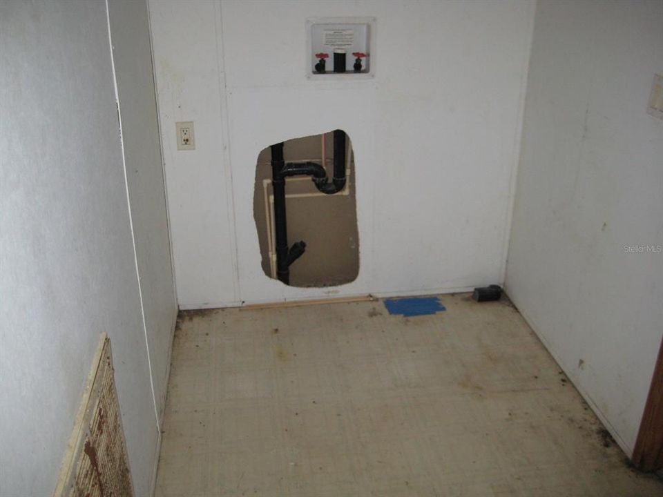 Active With Contract: $175,000 (4 beds, 2 baths, 1690 Square Feet)