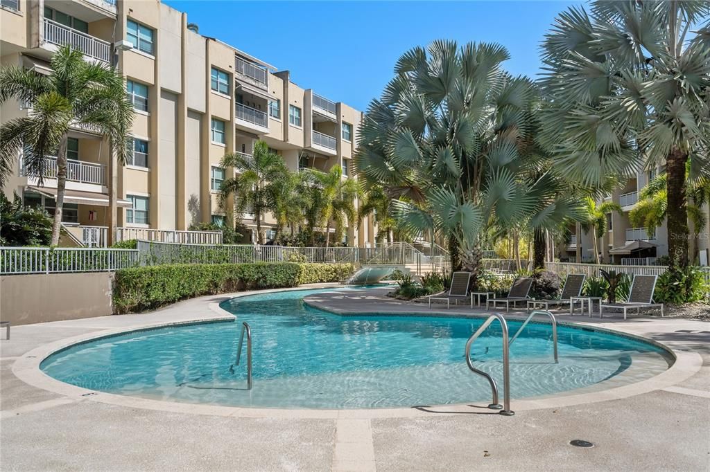 Activo con contrato: $425,000 (3 camas, 2 baños, 1582 Pies cuadrados)
