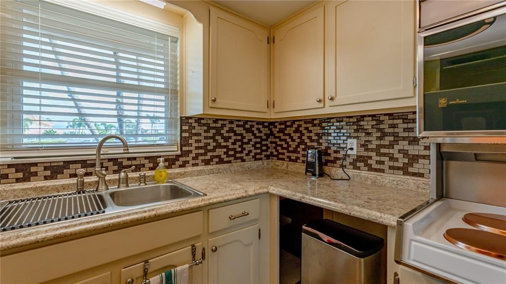 For Rent: $1,800 (1 beds, 1 baths, 738 Square Feet)