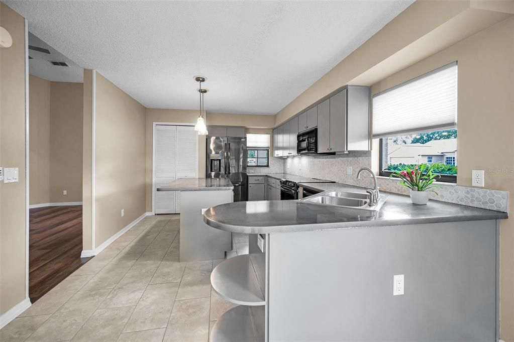 For Rent: $2,400 (2 beds, 2 baths, 1642 Square Feet)