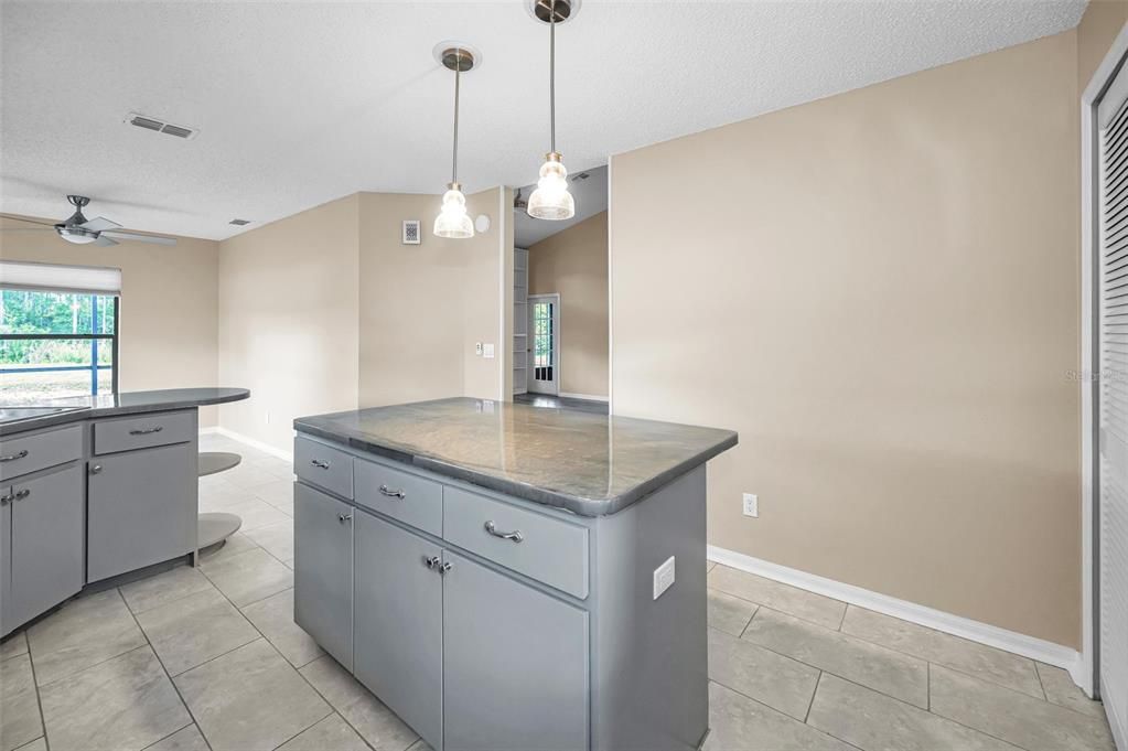 For Rent: $2,400 (2 beds, 2 baths, 1642 Square Feet)