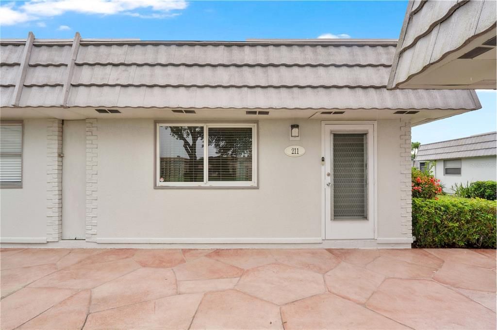 Active With Contract: $131,000 (1 beds, 1 baths, 726 Square Feet)
