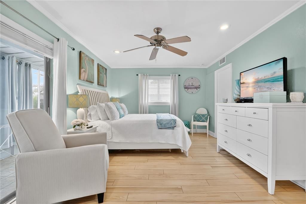Active With Contract: $131,000 (1 beds, 1 baths, 726 Square Feet)