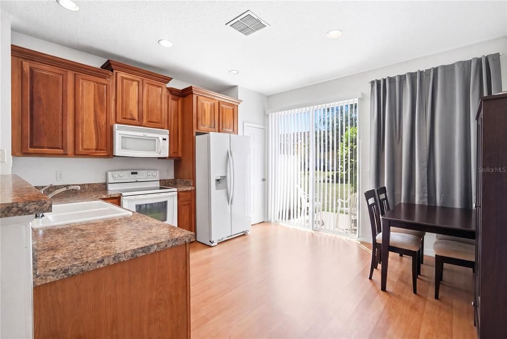 For Sale: $249,900 (3 beds, 3 baths, 1187 Square Feet)