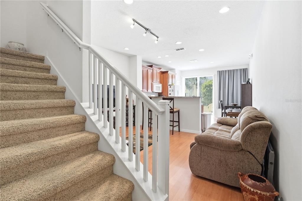 For Sale: $249,900 (3 beds, 3 baths, 1187 Square Feet)