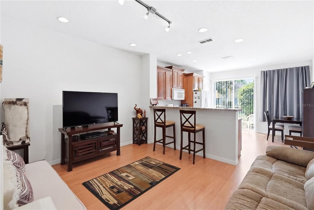 For Sale: $249,900 (3 beds, 3 baths, 1187 Square Feet)