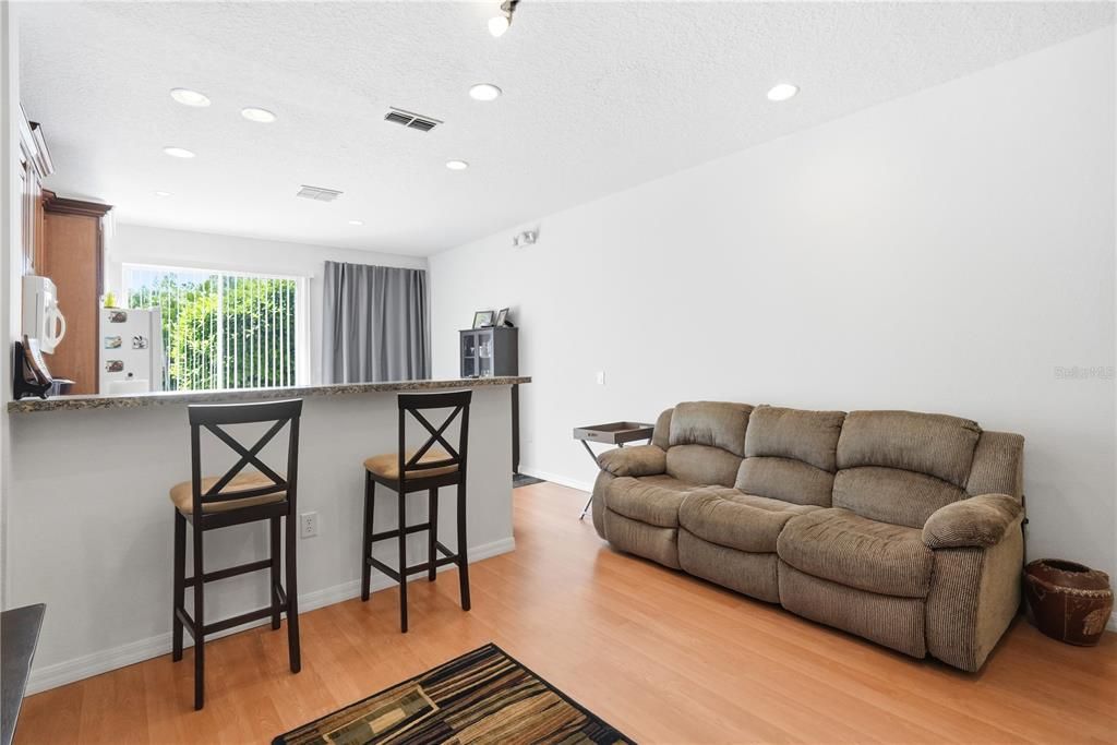For Sale: $249,900 (3 beds, 3 baths, 1187 Square Feet)