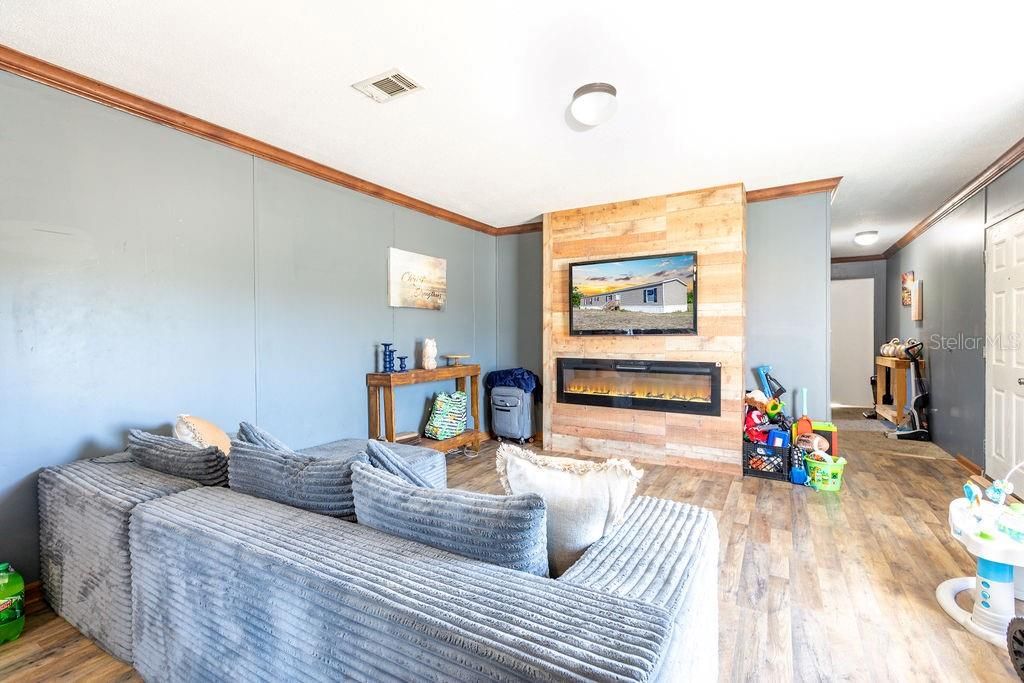For Sale: $242,500 (3 beds, 2 baths, 1616 Square Feet)
