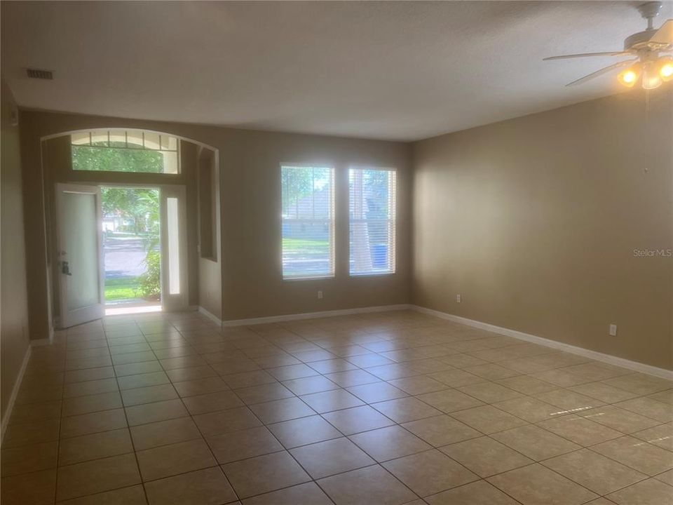 Activo con contrato: $499,000 (4 camas, 3 baños, 2930 Pies cuadrados)