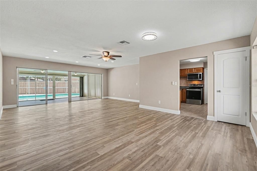 Active With Contract: $299,900 (3 beds, 2 baths, 1412 Square Feet)