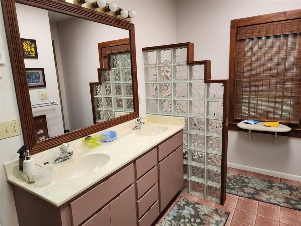 En Venta: $700,000 (3 camas, 3 baños, 2424 Pies cuadrados)