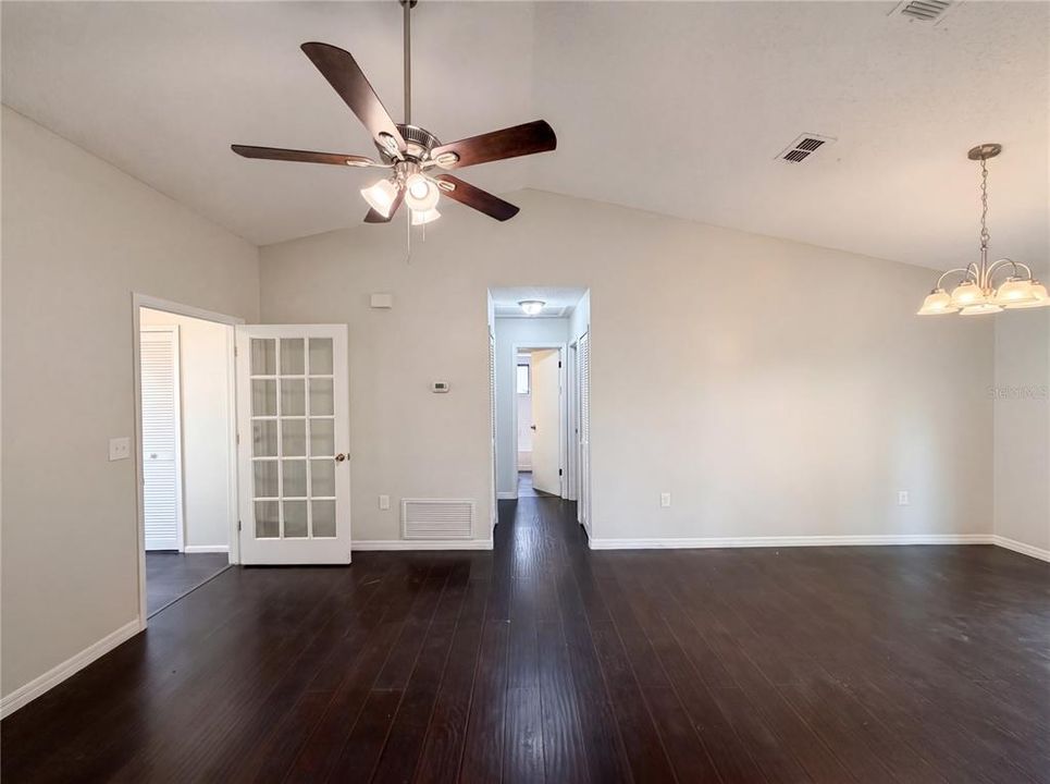 For Sale: $268,000 (2 beds, 1 baths, 953 Square Feet)