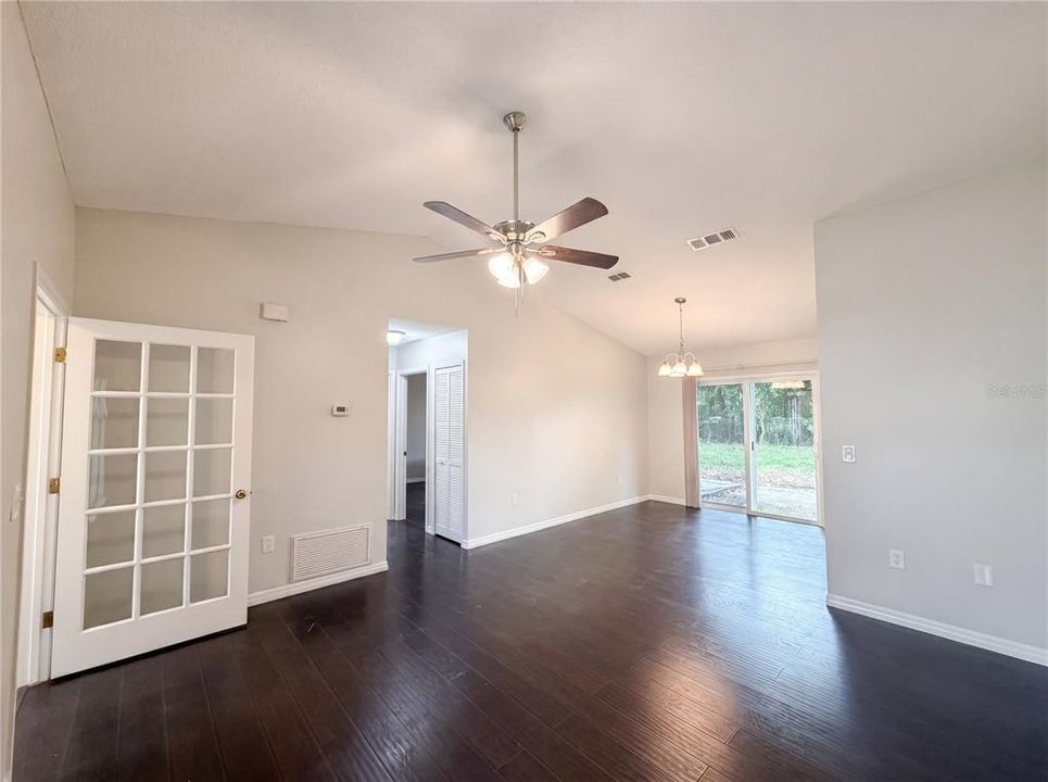 For Sale: $268,000 (2 beds, 1 baths, 953 Square Feet)