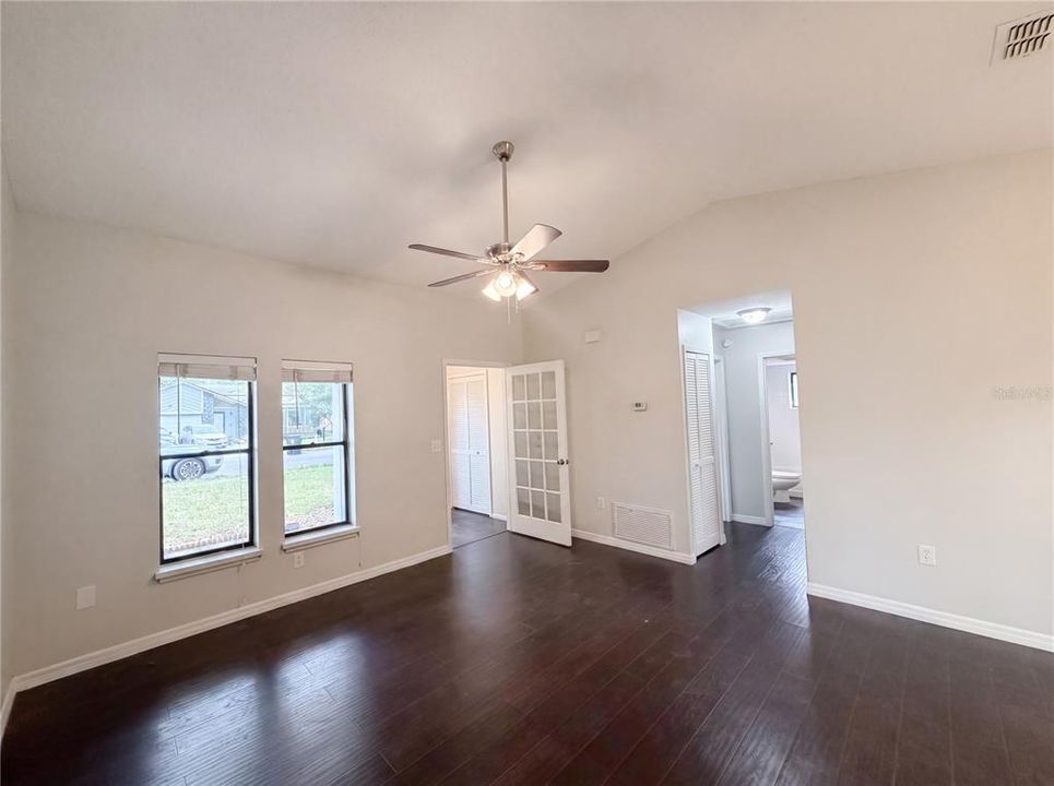 For Sale: $268,000 (2 beds, 1 baths, 953 Square Feet)