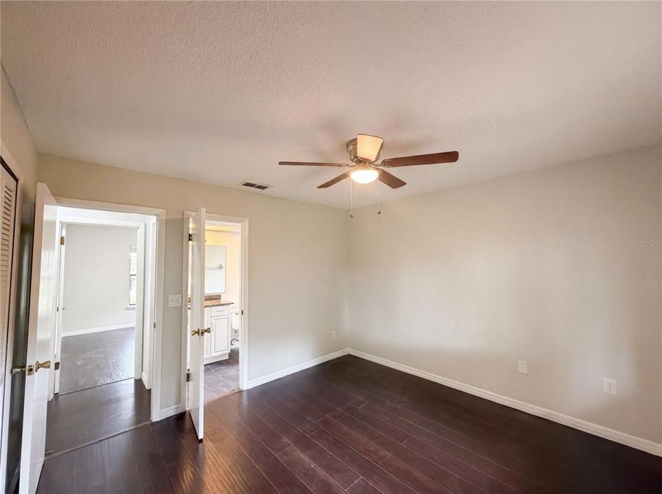 For Sale: $268,000 (2 beds, 1 baths, 953 Square Feet)