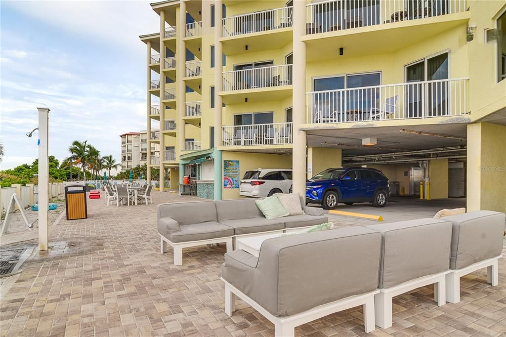 For Sale: $789,000 (2 beds, 2 baths, 870 Square Feet)