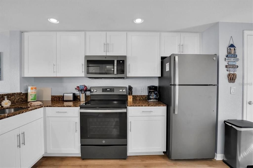 For Sale: $789,000 (2 beds, 2 baths, 870 Square Feet)