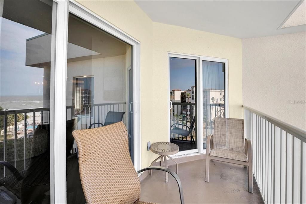 For Sale: $789,000 (2 beds, 2 baths, 870 Square Feet)