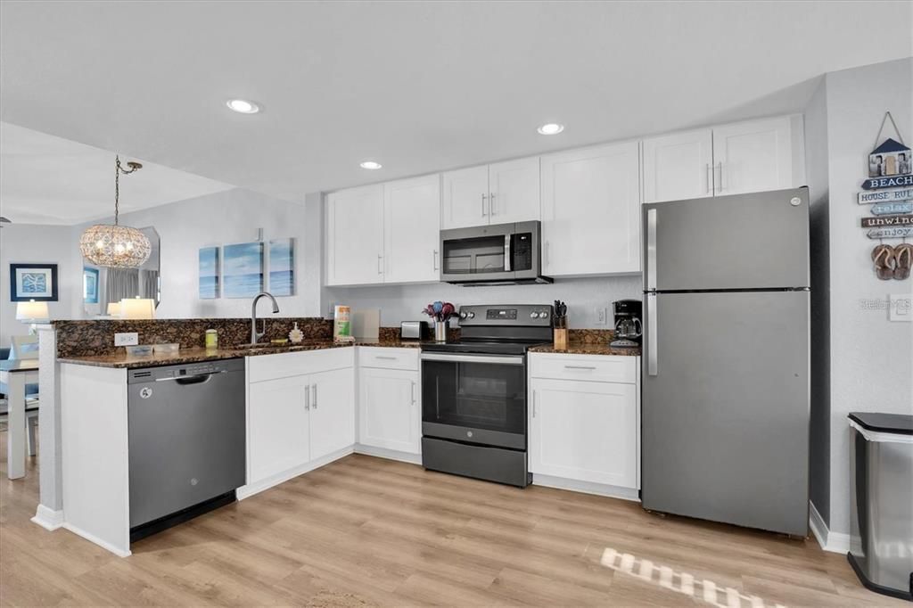 For Sale: $789,000 (2 beds, 2 baths, 870 Square Feet)