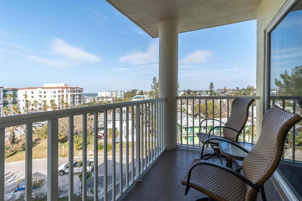 For Sale: $789,000 (2 beds, 2 baths, 870 Square Feet)