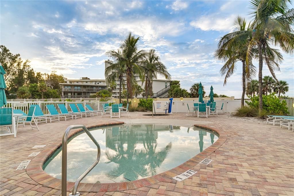 For Sale: $789,000 (2 beds, 2 baths, 870 Square Feet)