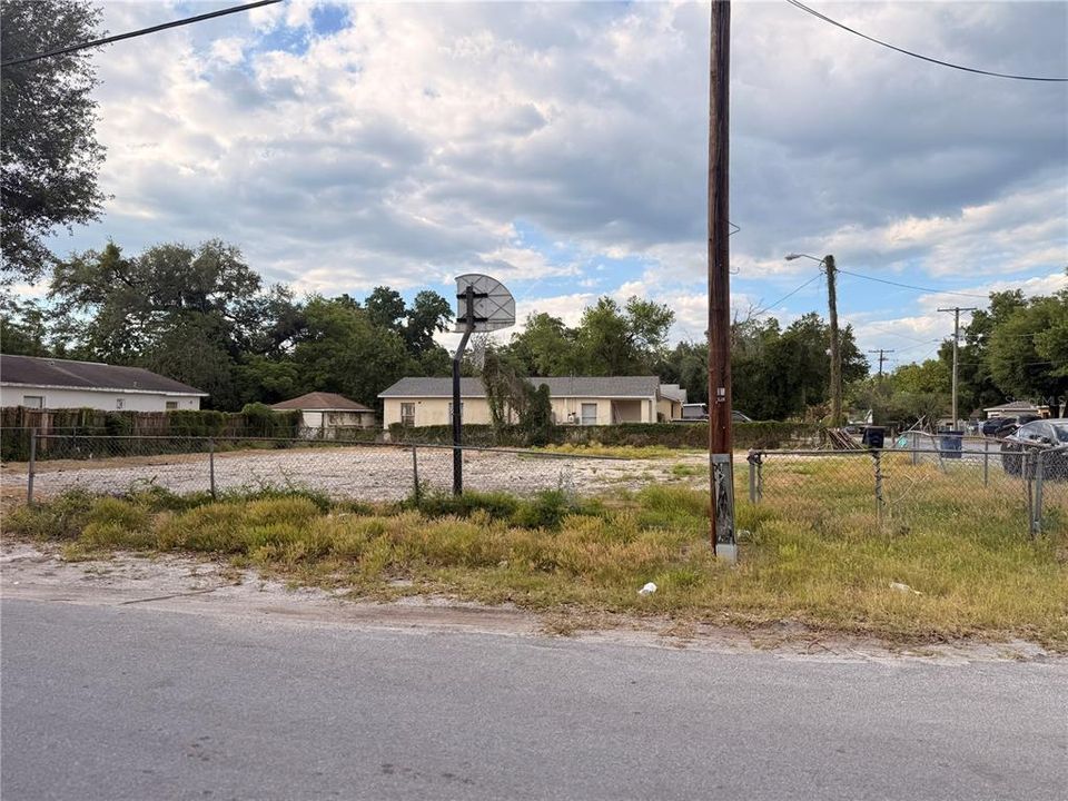 На продажу: $170,000 (0.18 acres)