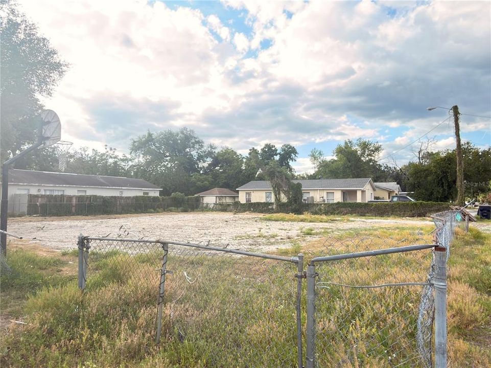 На продажу: $170,000 (0.18 acres)