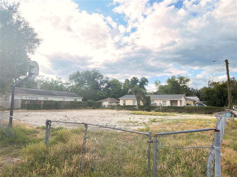 На продажу: $170,000 (0.18 acres)