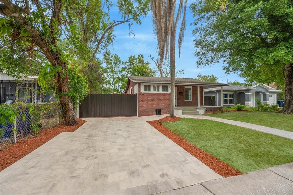 Active With Contract: $299,000 (3 beds, 2 baths, 1051 Square Feet)