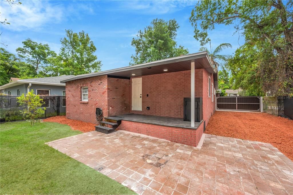 Active With Contract: $299,000 (3 beds, 2 baths, 1051 Square Feet)