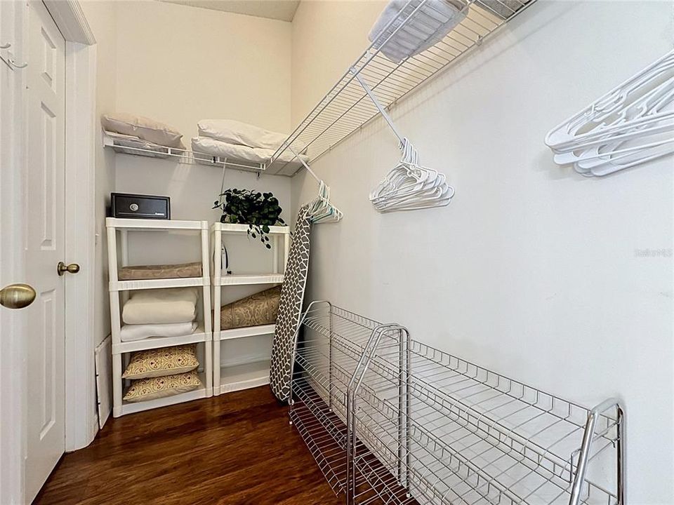 Под контрактом: $389,000 (4 спален, 3 ванн, 1940 Квадратных фут)